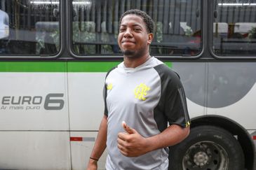Eleitores vão cedo aos locais de votação no Rio, mesmo com chuva