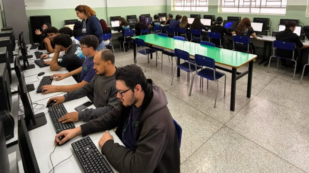 Apaixonado por desenhos, estudante descobre profissão e realiza sonho em cursotécnico na rede estadual de ensino Apaixonado por desenhos, estudante descobre profissão e realiza sonho em cursotécnico na rede estadual de ensino