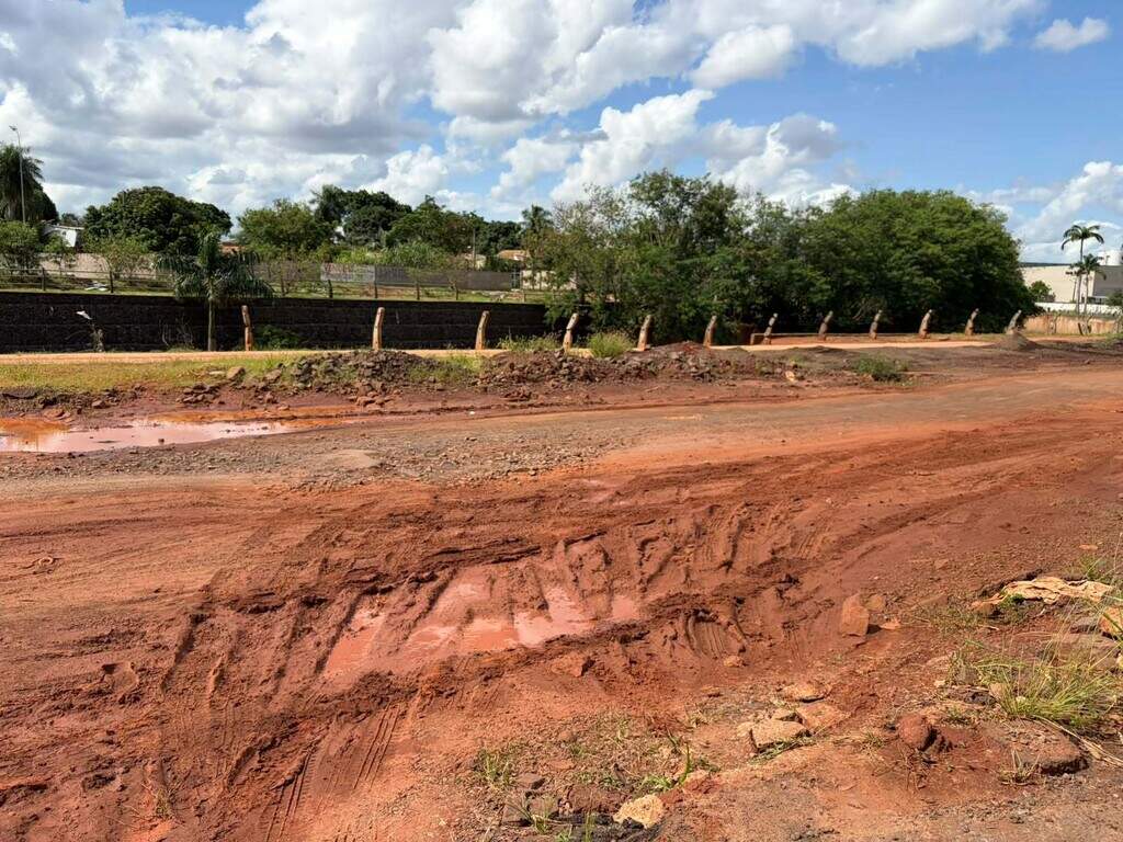 Após dois anos, obra na Ernesto Geisel ainda causa transtornos no Amambai