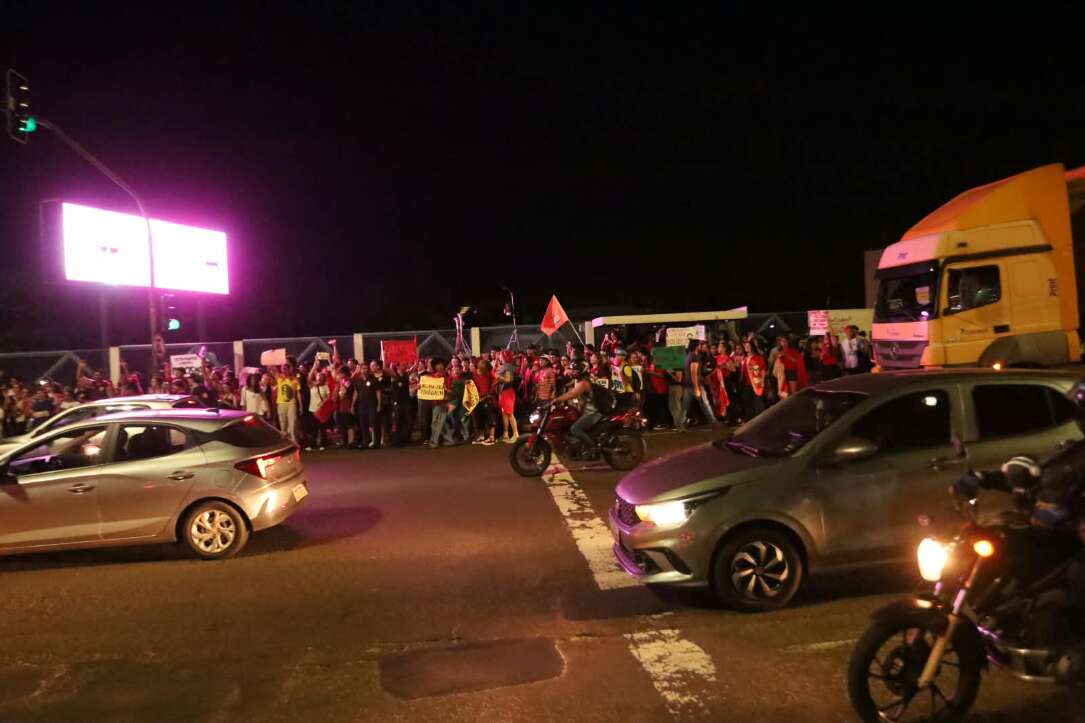 “Olê, olê, olê, olá!”: estudantes lotam entorno da UFMS em apoio a Lula “Olê, olê, olê, olá!”: estudantes lotam entorno da UFMS em apoio a Lula