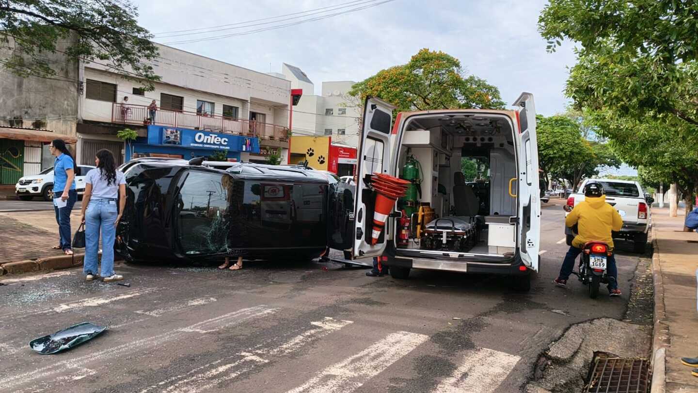 Carro capota após colisão e duas mulheres ficam feridas em Dourados Carro capota após colisão e duas mulheres ficam feridas em Dourados