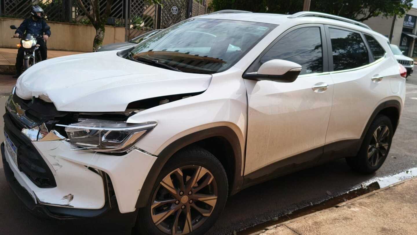 Carro capota após colisão e duas mulheres ficam feridas em Dourados Carro capota após colisão e duas mulheres ficam feridas em Dourados