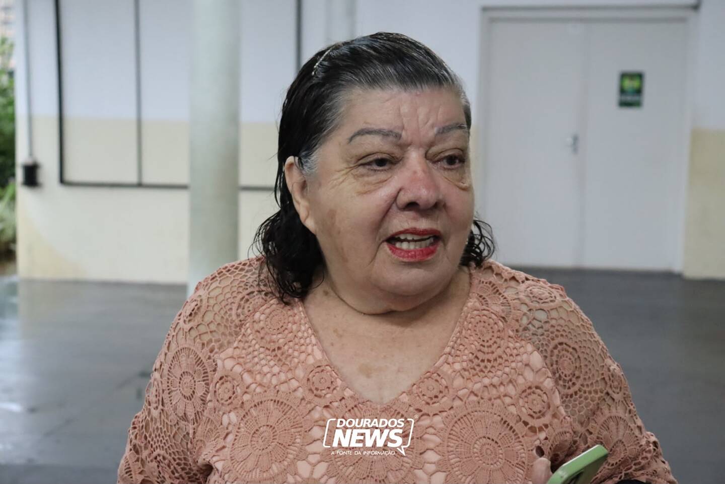Mesmo debaixo de chuva, eleitores chegam cedo para votar em Dourados Mesmo debaixo de chuva, eleitores chegam cedo para votar em Dourados