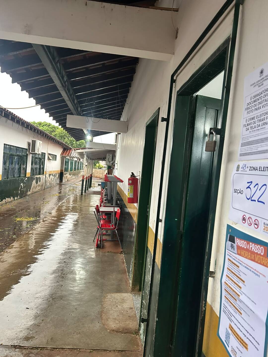 Chuva afasta filas e votação começa tranquila em Itaporã Chuva afasta filas e votação começa tranquila em Itaporã
