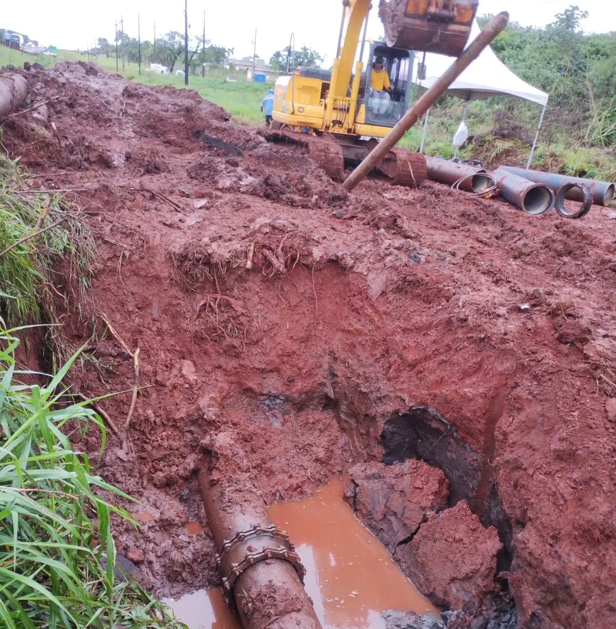 Reparo em adutora que se rompeu entra na reta final em Dourados; vídeo