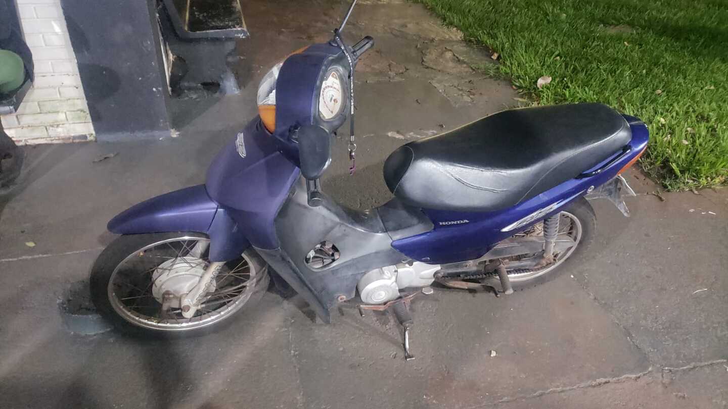 Dupla é presa após tentativa de fuga e envolvimento em furtos de motos epatinete Dupla é presa após tentativa de fuga e envolvimento em furtos de motos epatinete