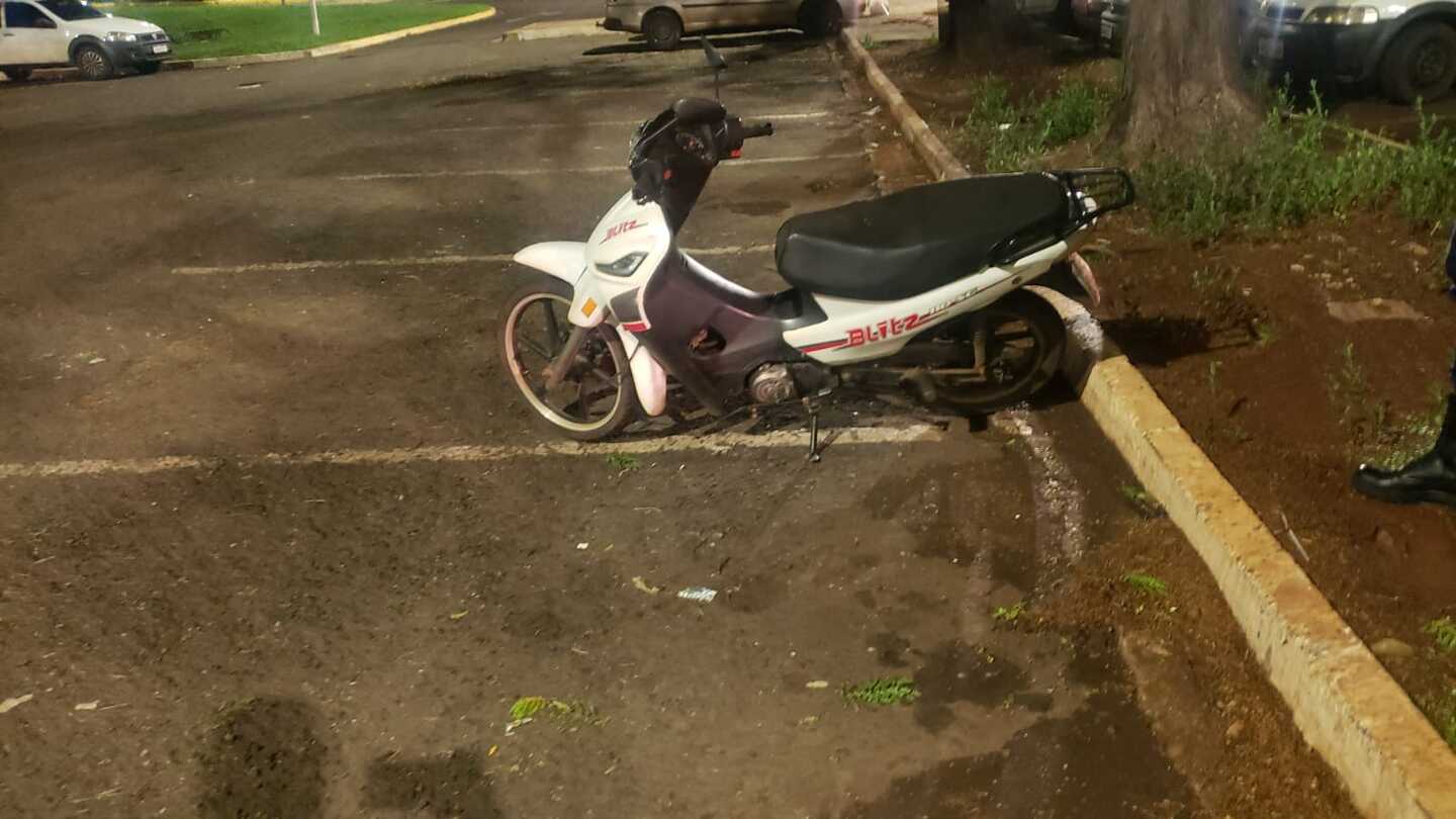 Dupla é presa após tentativa de fuga e envolvimento em furtos de motos epatinete Dupla é presa após tentativa de fuga e envolvimento em furtos de motos epatinete