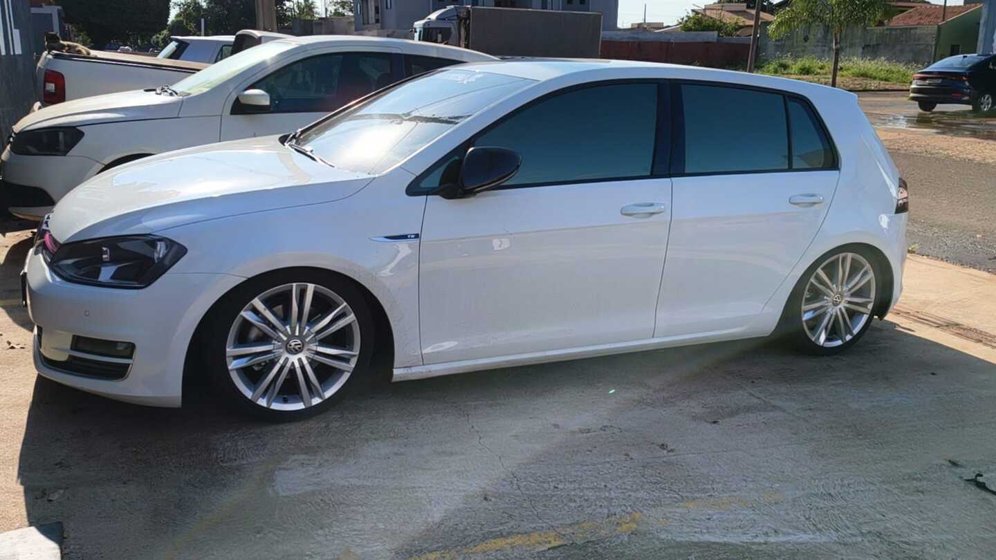 Mulher tenta escapar, mas é presa com cocaína e R$ 5,1 mil em espécie Mulher tenta escapar, mas é presa com cocaína e R$ 5,1 mil em espécie