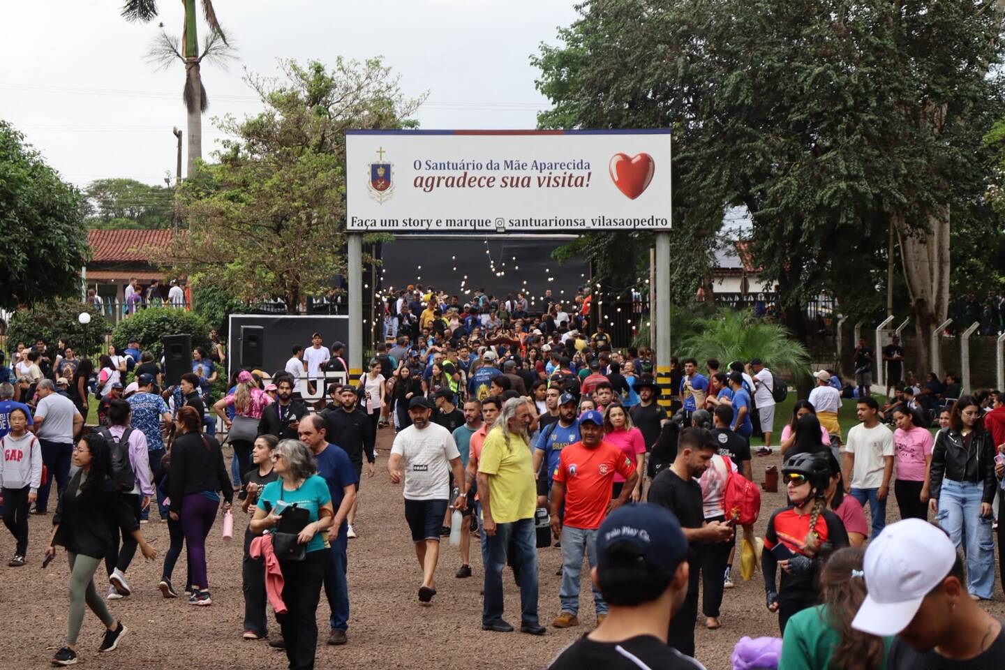 Emoção e fé marcam chegada de fiéis ao Santuário para celebrar Nossa SenhoraAparecida Emoção e fé marcam chegada de fiéis ao Santuário para celebrar Nossa SenhoraAparecida