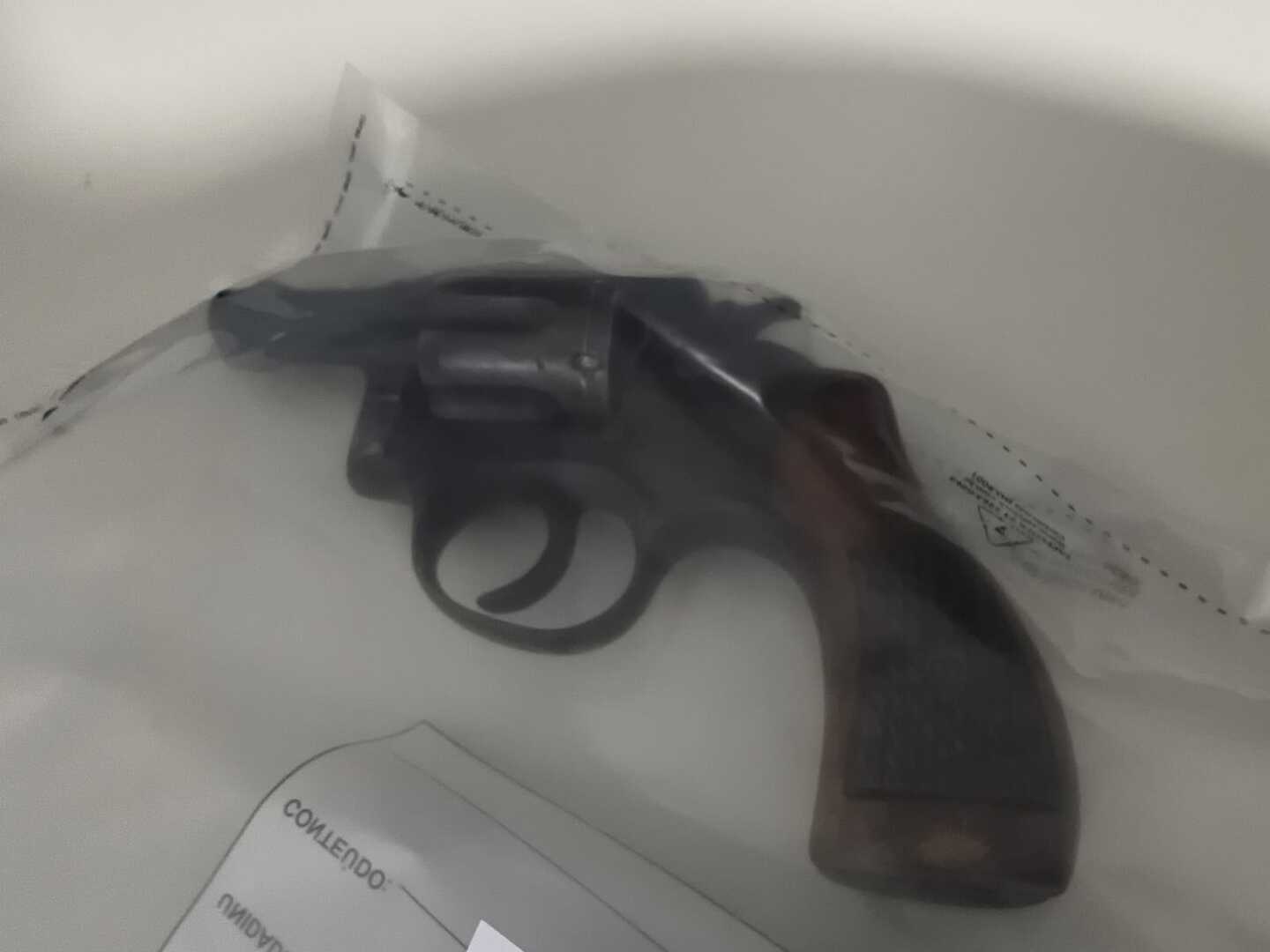 Acidente com moto furtada termina com jovem preso e arma apreendida