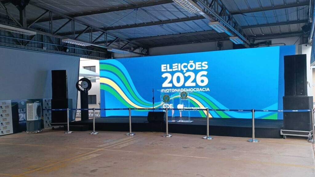 Antes das urnas abrirem, auditores iniciam rotina de fiscalização no TRE Antes das urnas abrirem, auditores iniciam rotina de fiscalização no TRE