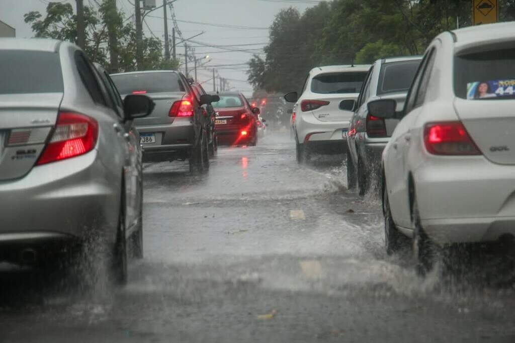 Chuva alaga trechos de vias e deixa semáforo apagado em Campo Grande Chuva alaga trechos de vias e deixa semáforo apagado em Campo Grande