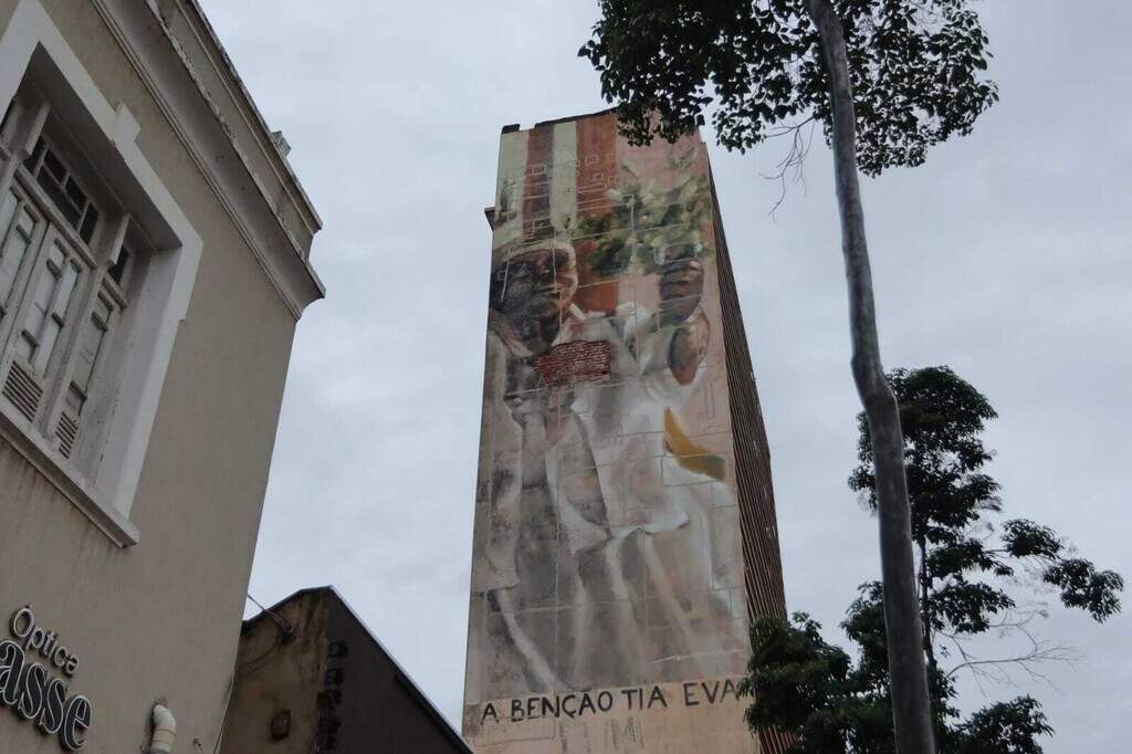 Com infiltração evidente, prédio com mural de Tia Eva corre risco de interdição