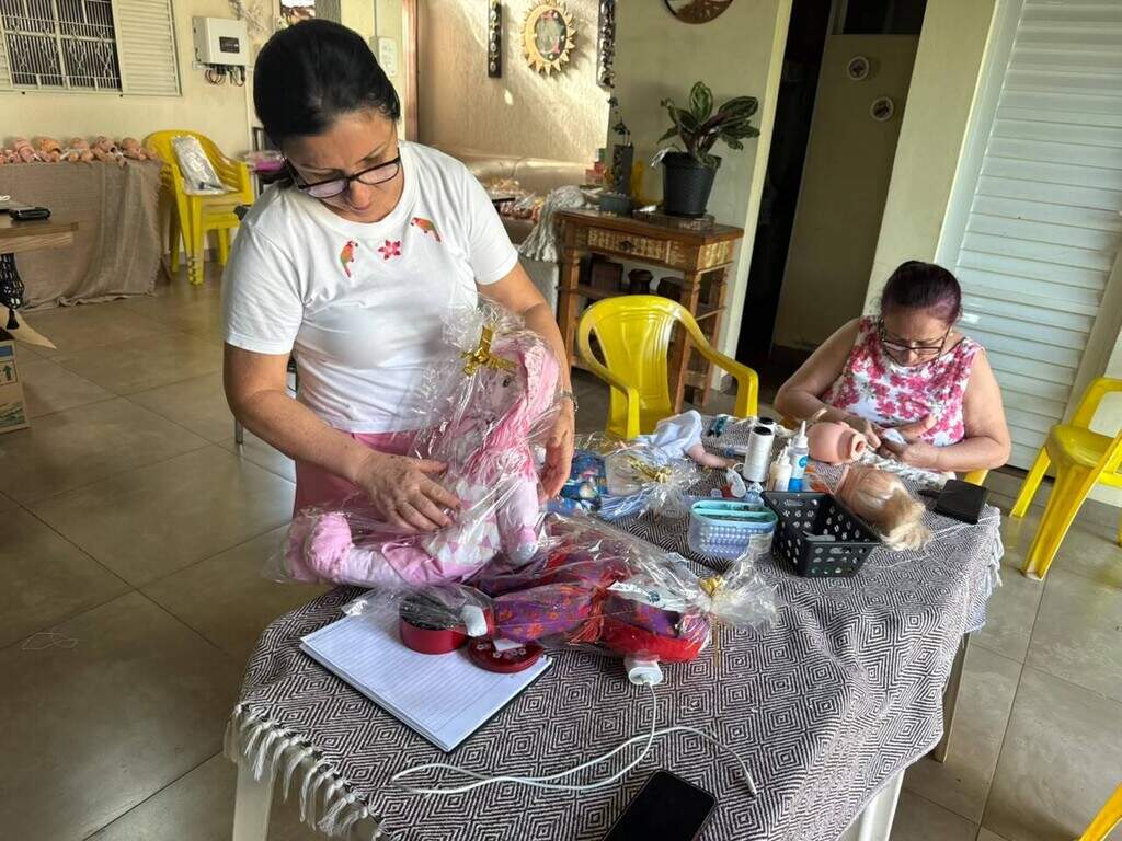Bonecas velhas viram presentes, mas irmãs precisam de mais doações Bonecas velhas viram presentes, mas irmãs precisam de mais doações
