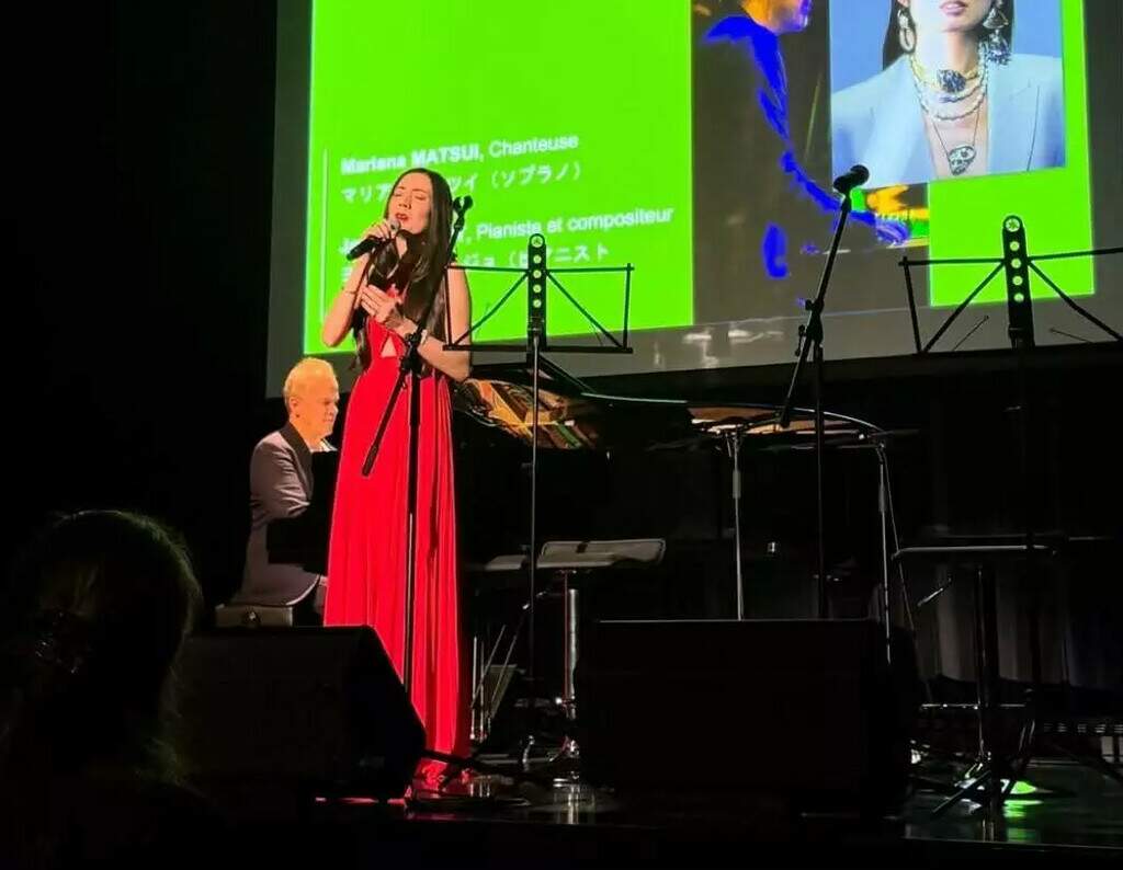 De Dourados ao Japão, cantora de MS leva música brasileira ao mundo De Dourados ao Japão, cantora de MS leva música brasileira ao mundo