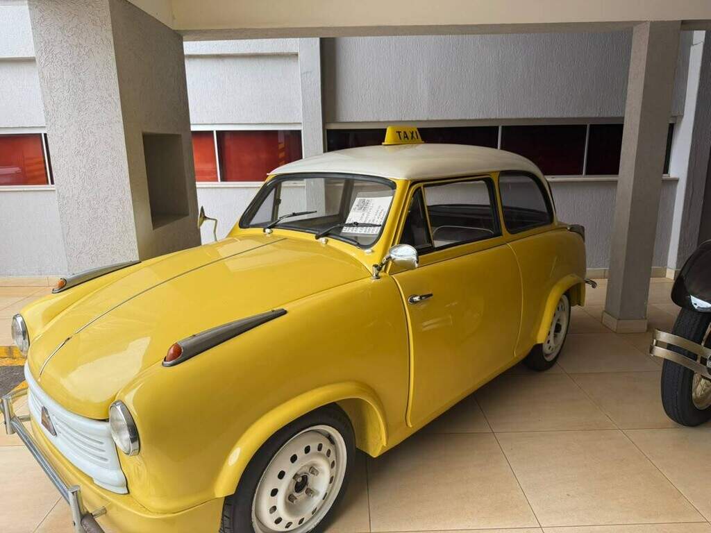 Carros antigos na Afonso Pena têm dono e uma história de infância Carros antigos na Afonso Pena têm dono e uma história de infância