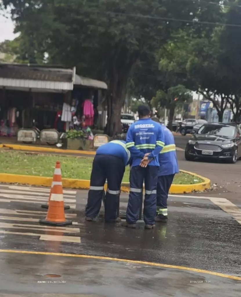 Sanesul realiza desentupimento da rede de esgoto em Dourados