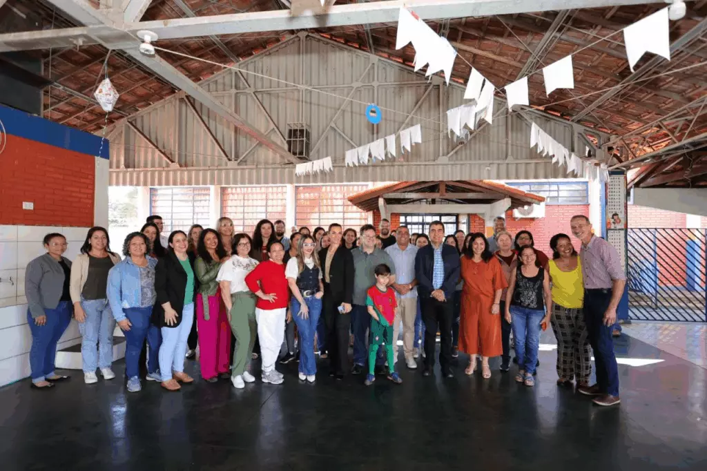 Prefeitura reforma cobertura do refeitório da Escola Rosa Câmara e leva segurança aos alunos Prefeitura reforma cobertura do refeitório da Escola Rosa Câmara e leva segurança aos alunos