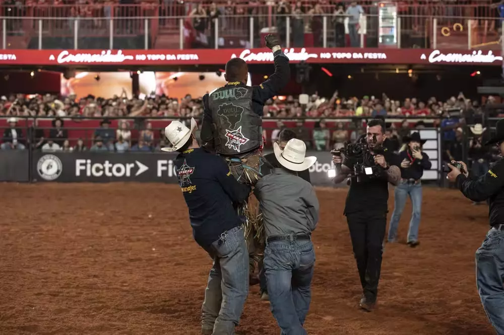 Com título antecipado da PBR 2025, peão do MS vence final em Barretos e fatura tríplice coroa Com título antecipado da PBR 2025, peão do MS vence final em Barretos e fatura tríplice coroa