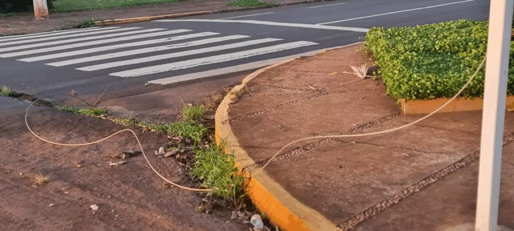 Explosão em rede elétrica acorda vizinhança em Dourados e deixa casas e clínicas sem energia Explosão em rede elétrica acorda vizinhança em Dourados e deixa casas e clínicas sem energia