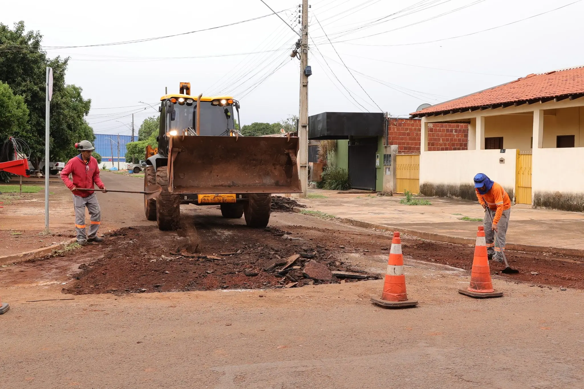 Prefeitura inicia recuperação de ruas no Terra Roxa após chuvas ampliarem buracos Prefeitura inicia recuperação de ruas no Terra Roxa após chuvas ampliarem buracos