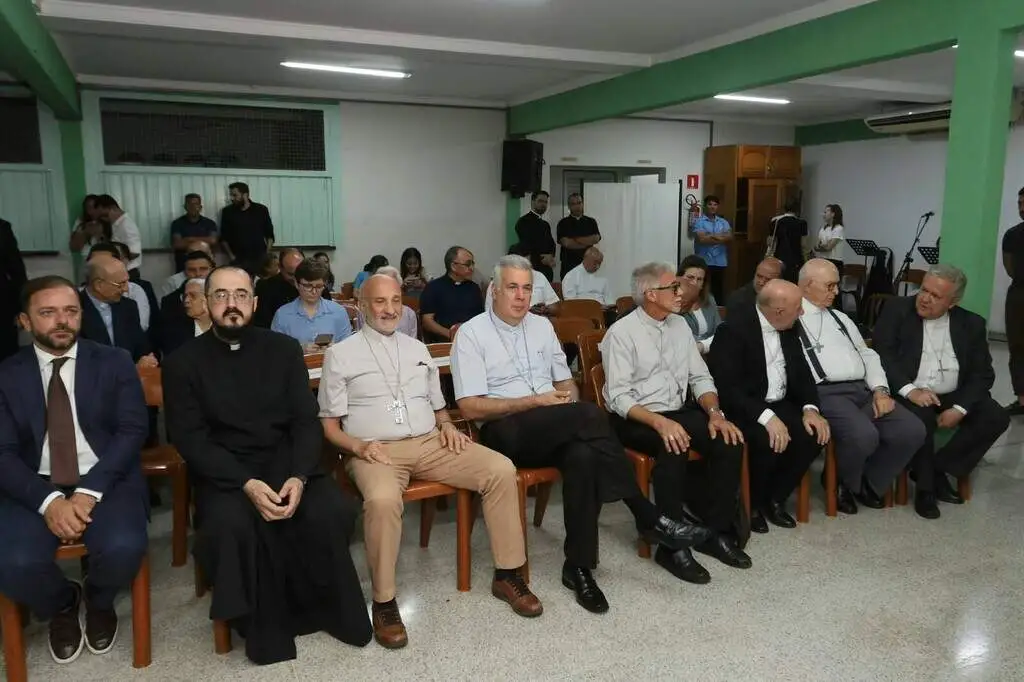Fotos e cartas antigas podem ajudar padre João Crippa a virar santo Fotos e cartas antigas podem ajudar padre João Crippa a virar santo