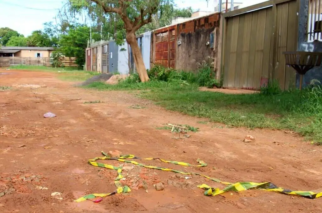 Encapuzados invadem casa, rendem família e matam rapaz a tiros durante assalto Encapuzados invadem casa, rendem família e matam rapaz a tiros durante assalto