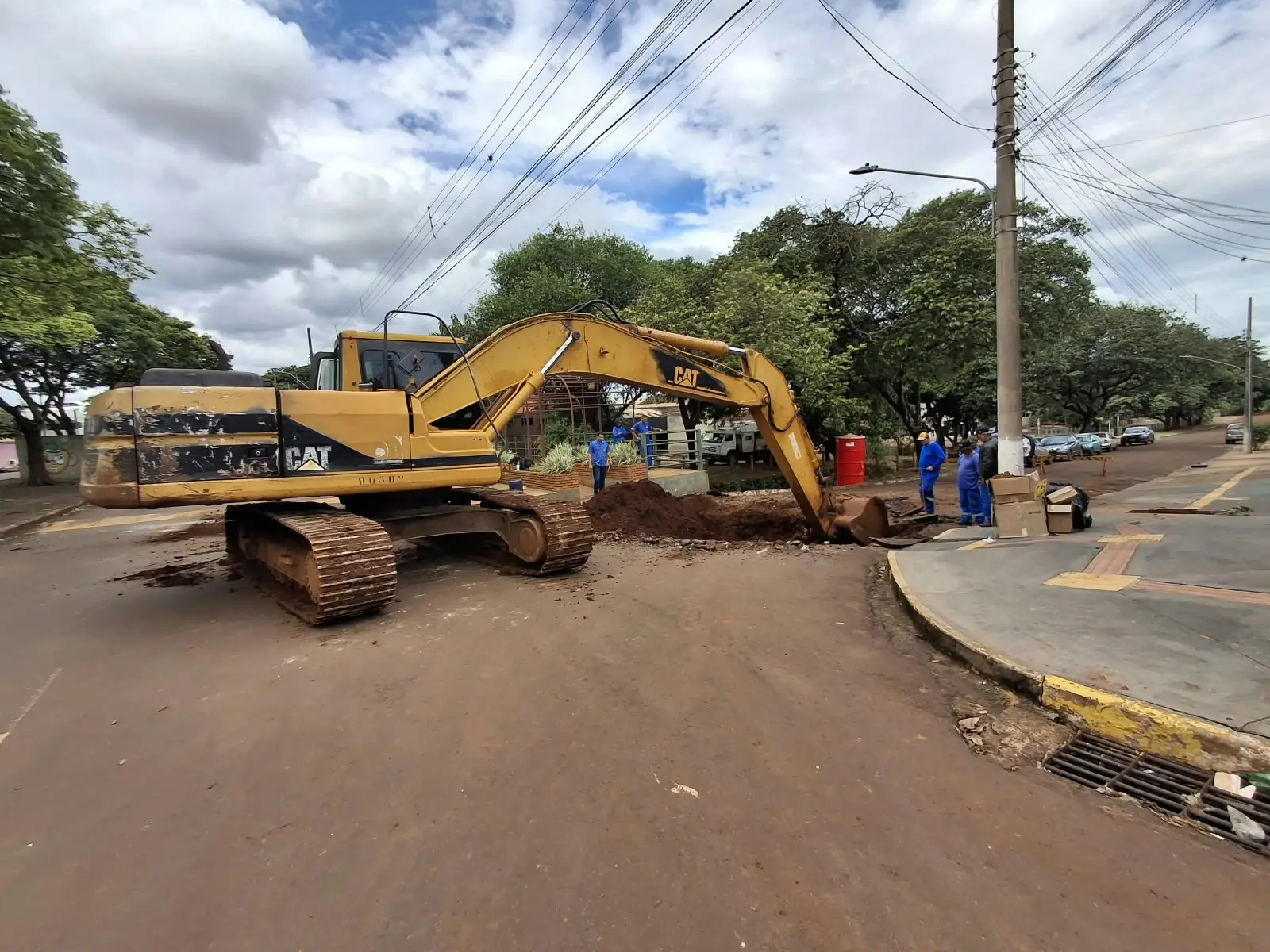Prefeitura retoma recuperação de ruas e obras em erosão com pausa nas chuvas Prefeitura retoma recuperação de ruas e obras em erosão com pausa nas chuvas