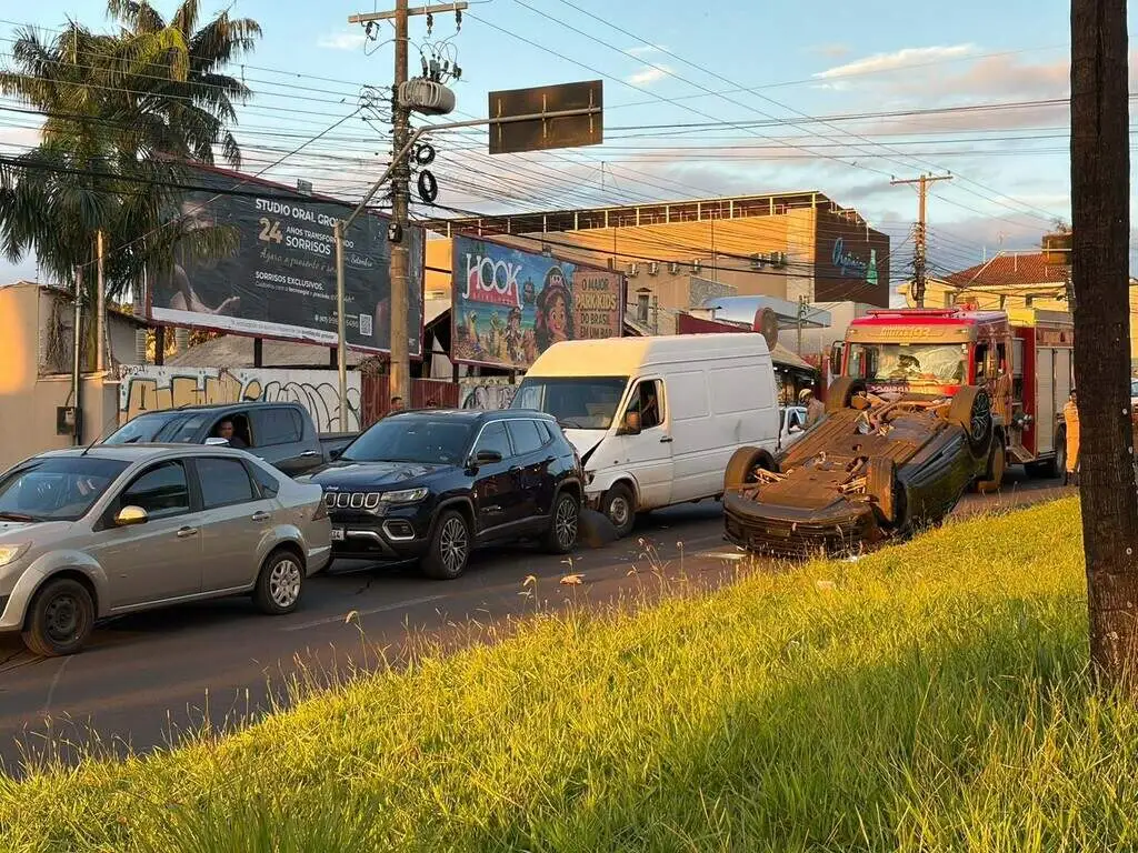 Porsche Macan de R$ 500 mil capota após bater em traseira de furgão Porsche Macan de R$ 500 mil capota após bater em traseira de furgão