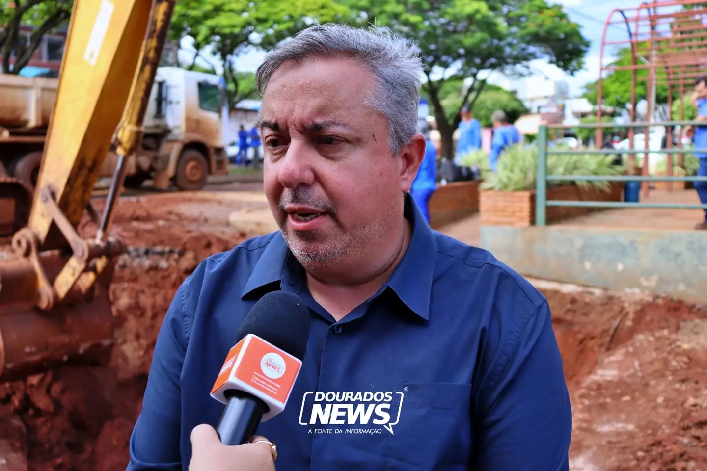 Nova galeria substituirá tubulação que se rompeu e fez abrir buraco sob calçada Nova galeria substituirá tubulação que se rompeu e fez abrir buraco sob calçada